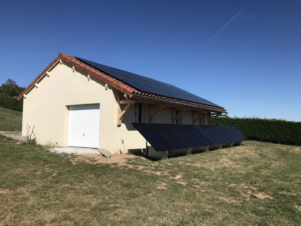 panneau solaire au sol et sur le toit